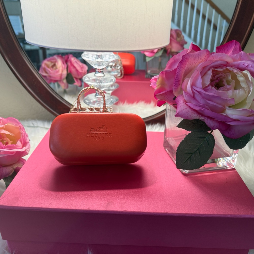 Premium Luxury Hermes Leather hard eye glass case made in Paris France. - Picture 7 of 11